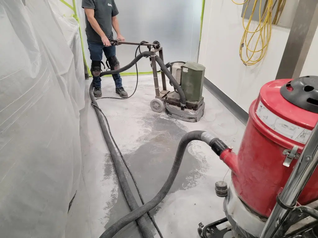 Préparation du polyuréthane cimentaire pour rafraîchissement de la finition